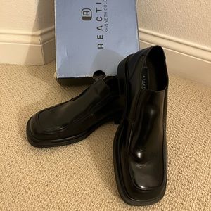 LIKE NEW LEATHER KENNETH COLE REACTION BLACK LOAFERS
